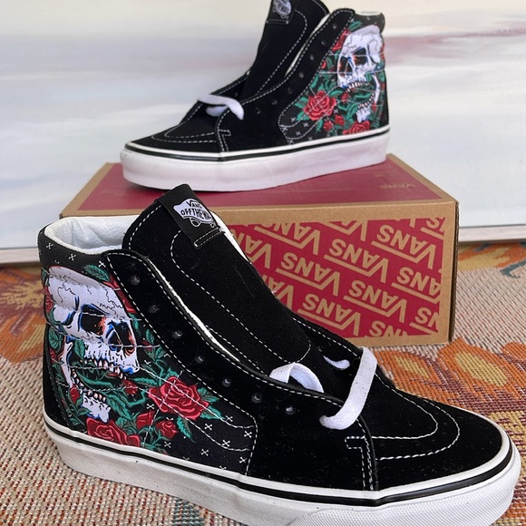 Vans WMNS Sk8-Hi
Rose Skulls Black/True White 
VN0007P6BT
Sneakers - Picture 2 of 16